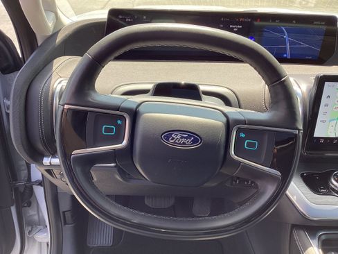 Used 2025 Ford Expedition Platinum w/ Driver's Package AWD/4WD image 18