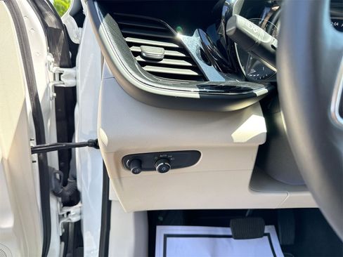 Used 2023 Buick Envision Essence image 17