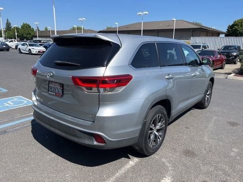 Used 2019 Toyota Highlander LE AWD/4WD image 5