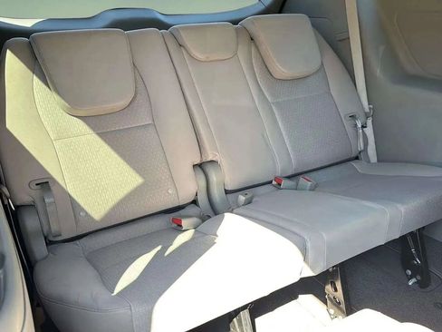 Used 2017 Kia Sedona LX image 19