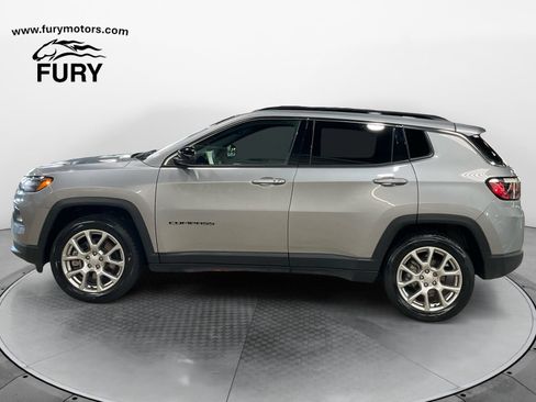 Used 2023 Jeep Compass Latitude AWD/4WD image 6