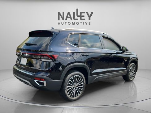 Certified 2025 Volkswagen Taos SE image 5