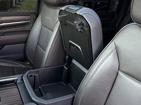 Used 2024 GMC Yukon XL Denali image 32