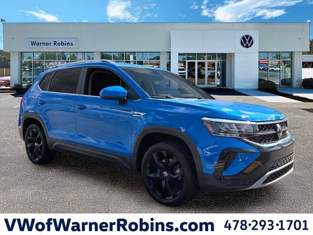 Used 2023 Volkswagen Taos SE w/ Black Wheel Package FWD image 1