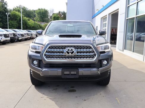 Used 2017 Toyota Tacoma TRD Sport w/ Premium & Technology Package AWD/4WD image 5