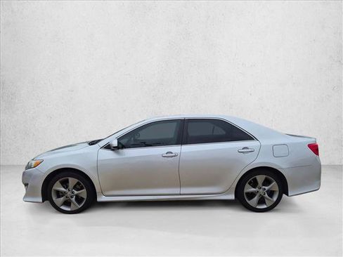 Used 2014 Toyota Camry SE w/ Moonroof Package FWD image 5