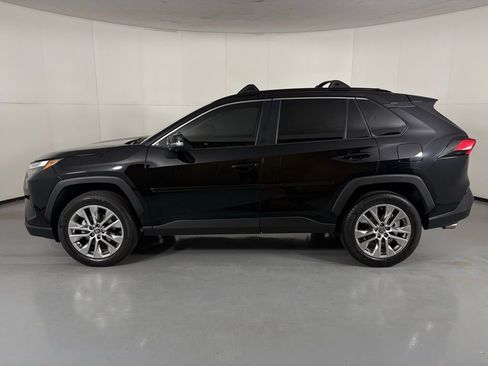 Used 2022 Toyota RAV4 XLE Premium image 5