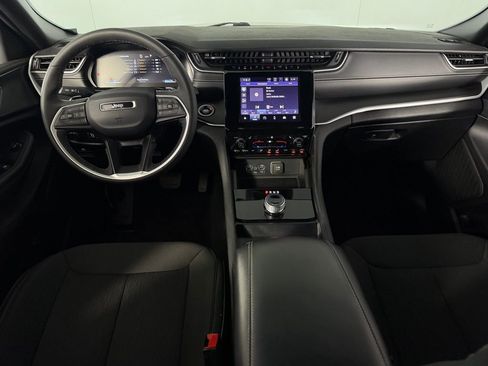 Used 2025 Jeep Grand Cherokee Laredo w/ Luxury Tech Group I image 14