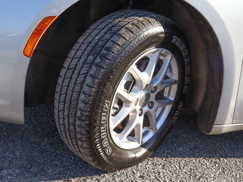 Used 2023 Chrysler Pacifica Touring-L FWD image 17