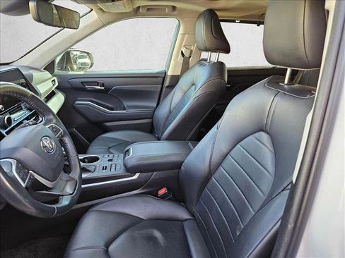 Used 2023 Toyota Highlander XLE image 19