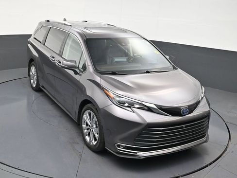 Used 2024 Toyota Sienna Platinum image 18
