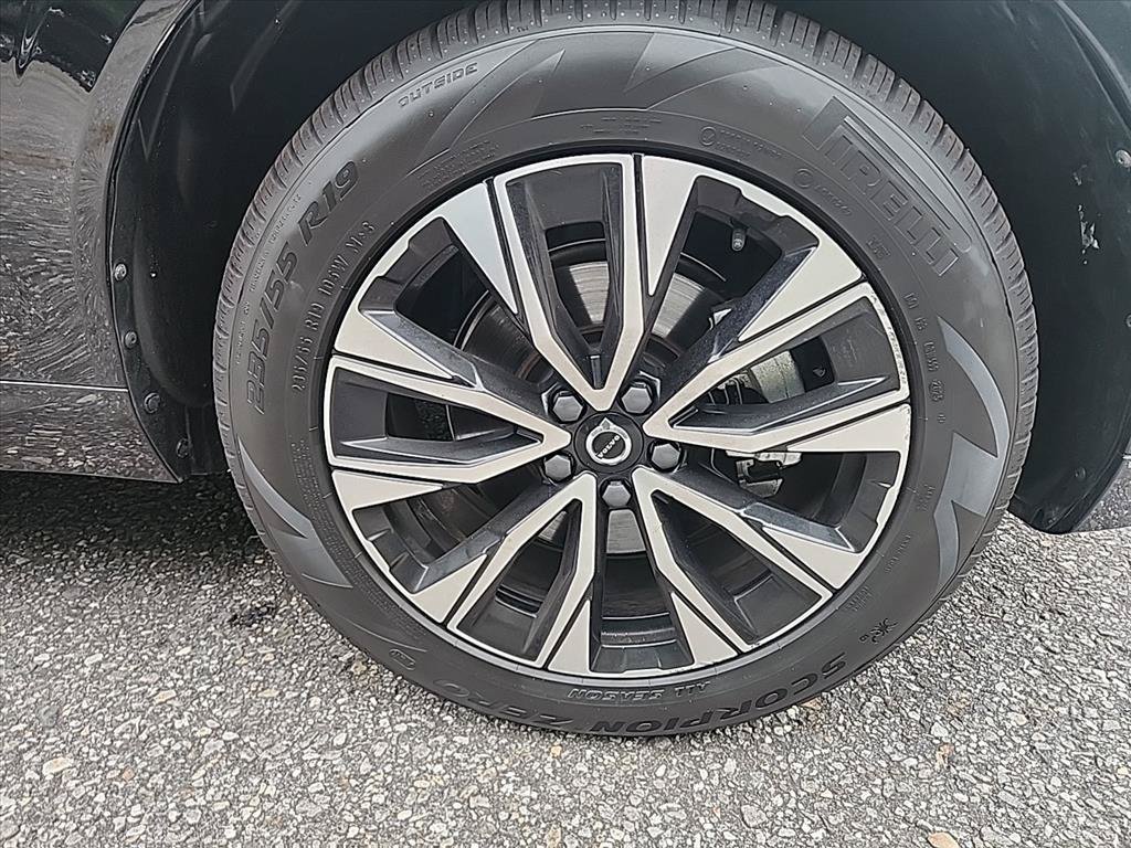 Certified 2025 Volvo XC60 B5 Plus w/ Climate Package AWD/4WD image 11
