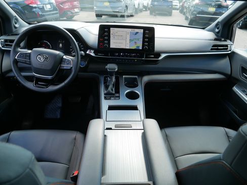 Used 2022 Toyota Sienna XSE w/ XSE Plus Package FWD image 10