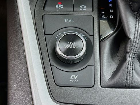 Used 2025 Toyota RAV4 XLE AWD/4WD image 25