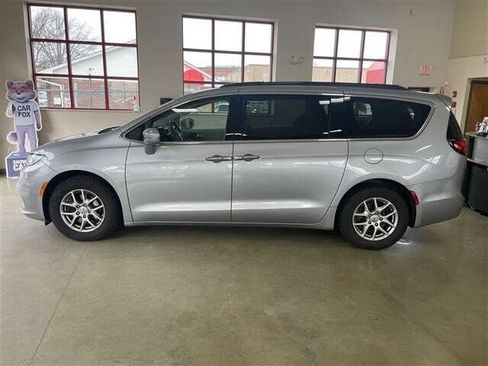 Used 2021 Chrysler Pacifica Touring FWD image 4