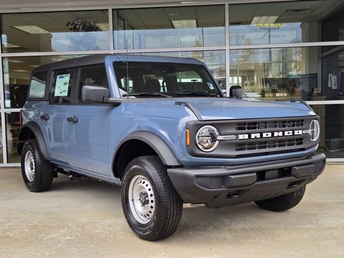 New 2025 Ford Bronco Base image 4