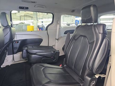 Used 2023 Chrysler Pacifica Touring-L FWD image 18