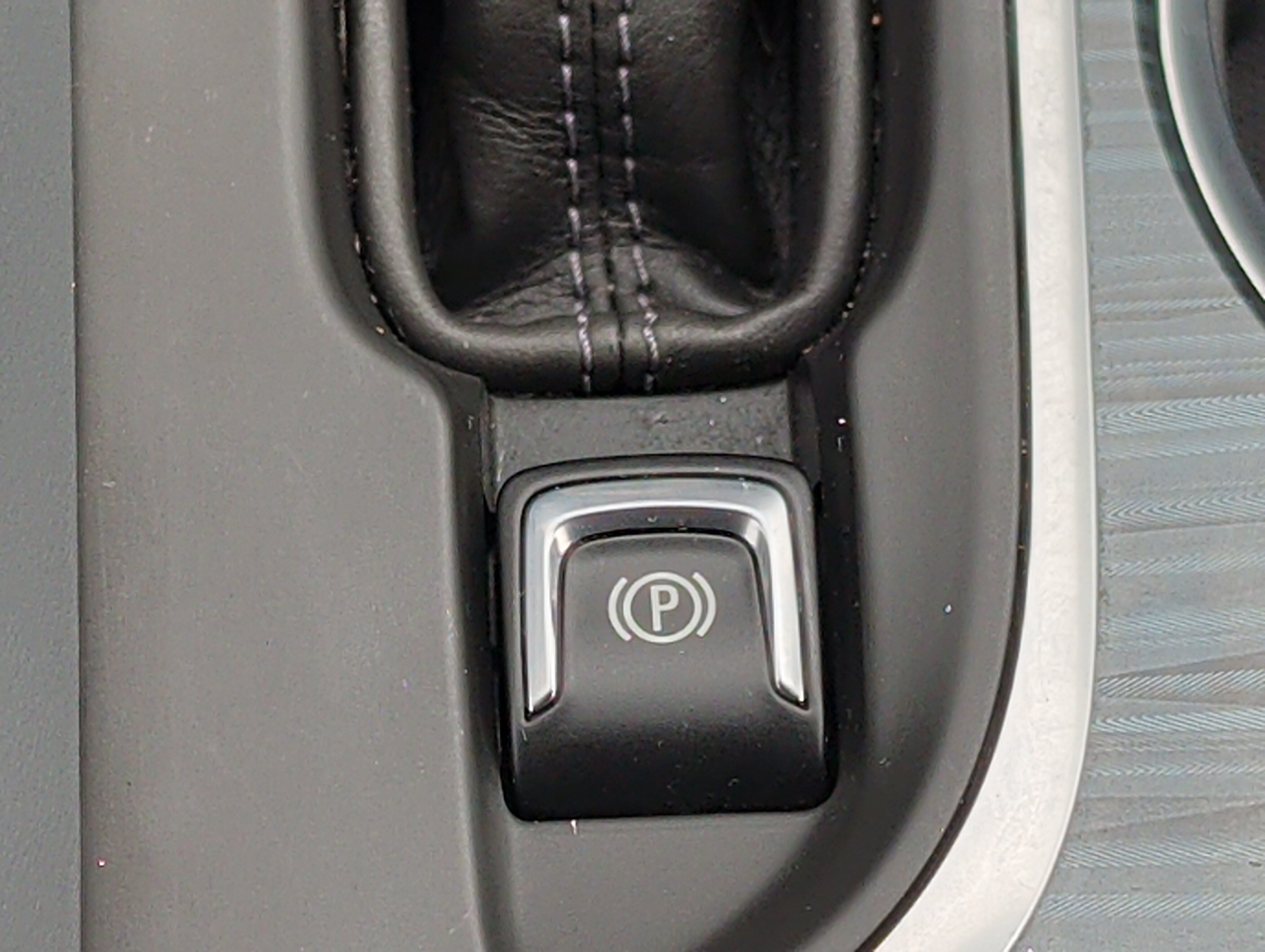 Used 2019 Buick Envision Essence FWD image 32