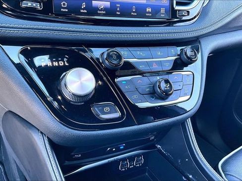 Used 2021 Chrysler Pacifica Limited w/ Uconnect Theater Family Group image 23