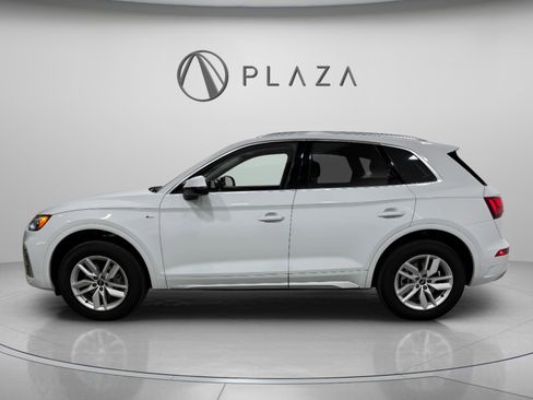 Certified 2023 Audi Q5 2.0T Premium w/ Convenience Package image 2