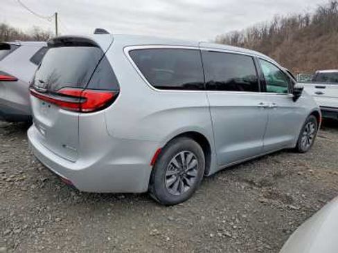 Used 2024 Chrysler Pacifica Limited FWD image 4