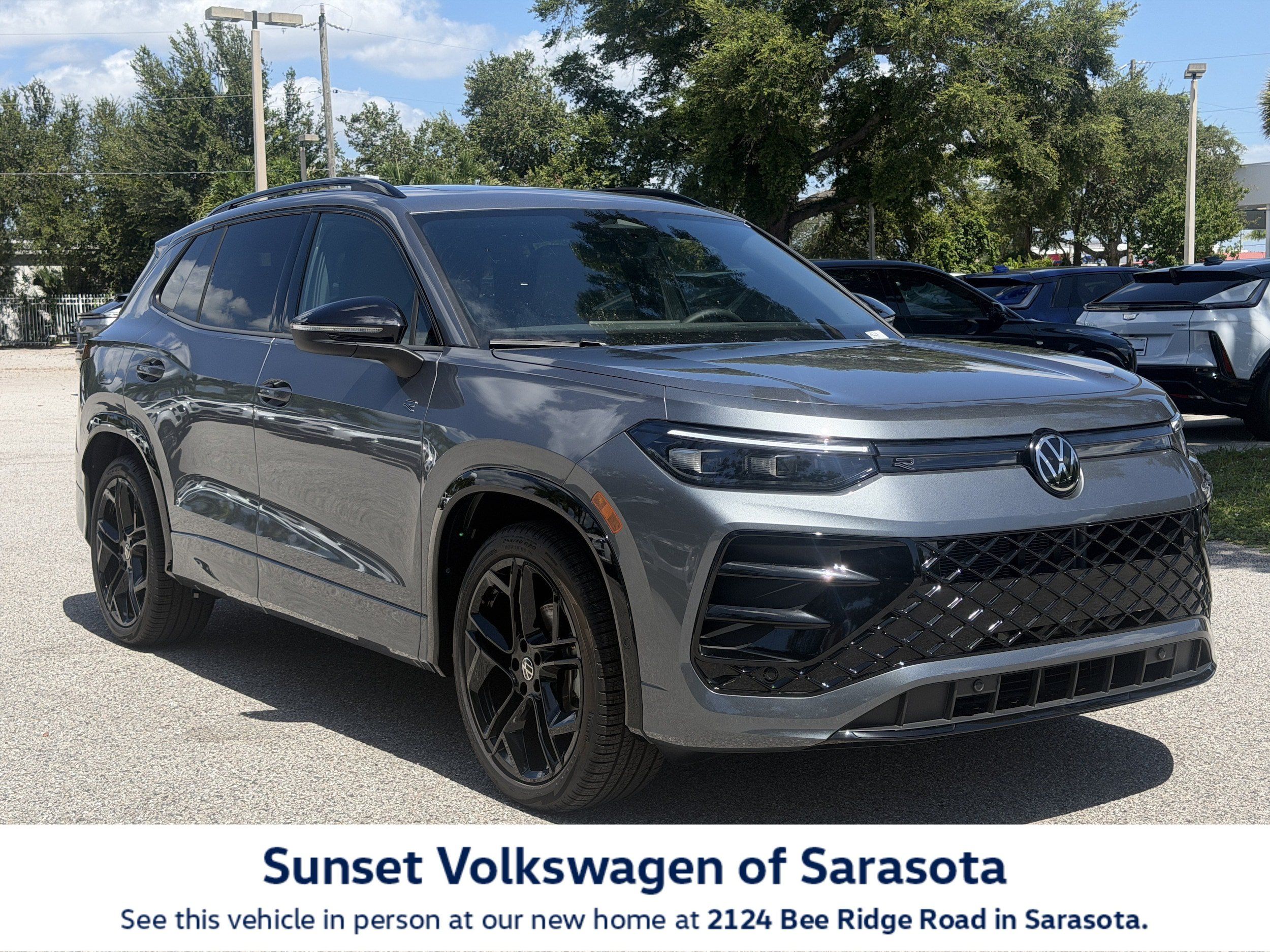 New 2026 Volkswagen Tiguan SE R-Line FWD image 1