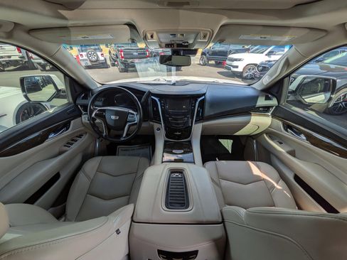 Used 2020 Cadillac Escalade Premium Luxury AWD/4WD image 10