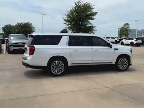 Used 2023 GMC Yukon XL Denali Ultimate AWD/4WD image 2