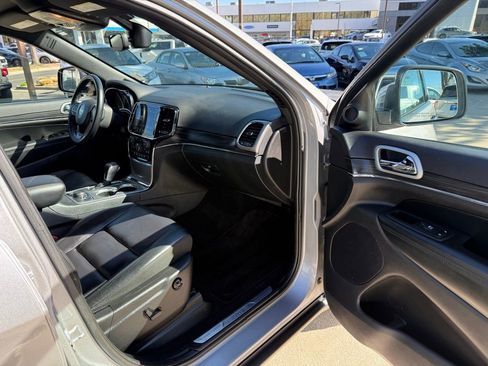 Used 2019 Jeep Grand Cherokee Limited image 18