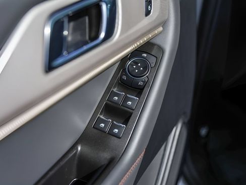 Used 2025 Ford Explorer Active RWD image 25