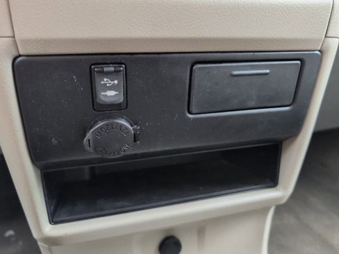 Used 2015 Toyota Sienna LE image 23