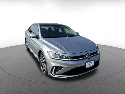 Used 2025 Volkswagen Jetta SE image 3