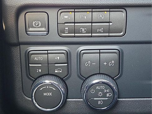 New 2026 Chevrolet Suburban Premier image 22