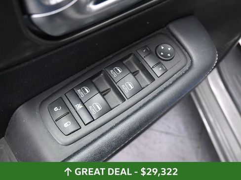 Used 2025 Chrysler Pacifica Select image 31