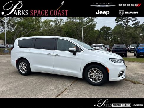 Certified 2023 Chrysler Pacifica Touring-L FWD image 1