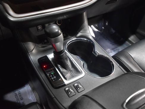 Used 2019 Toyota Highlander XLE AWD/4WD image 28