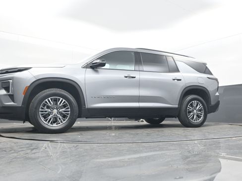 Used 2025 Chevrolet Traverse LT image 23