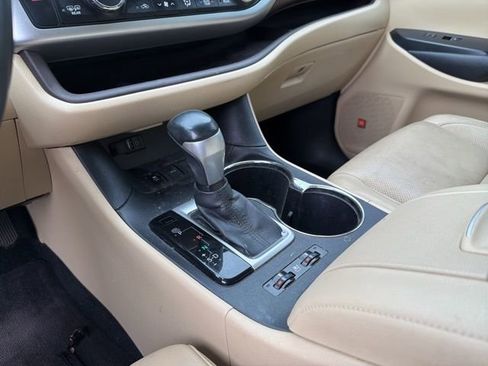 Used 2016 Toyota Highlander Limited image 18