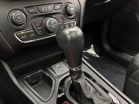 Used 2021 Jeep Cherokee Limited image 17