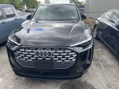Certified 2025 Audi Q5 Premium w/ Convenience Package AWD/4WD image 2