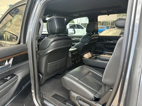 Used 2022 Jeep Grand Wagoneer Series II w/ Premium Group II AWD/4WD image 15