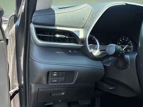 Used 2020 Toyota Highlander XLE AWD/4WD image 22