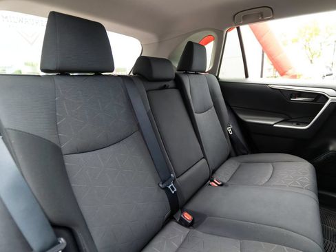 Used 2021 Toyota RAV4 XLE AWD/4WD image 33