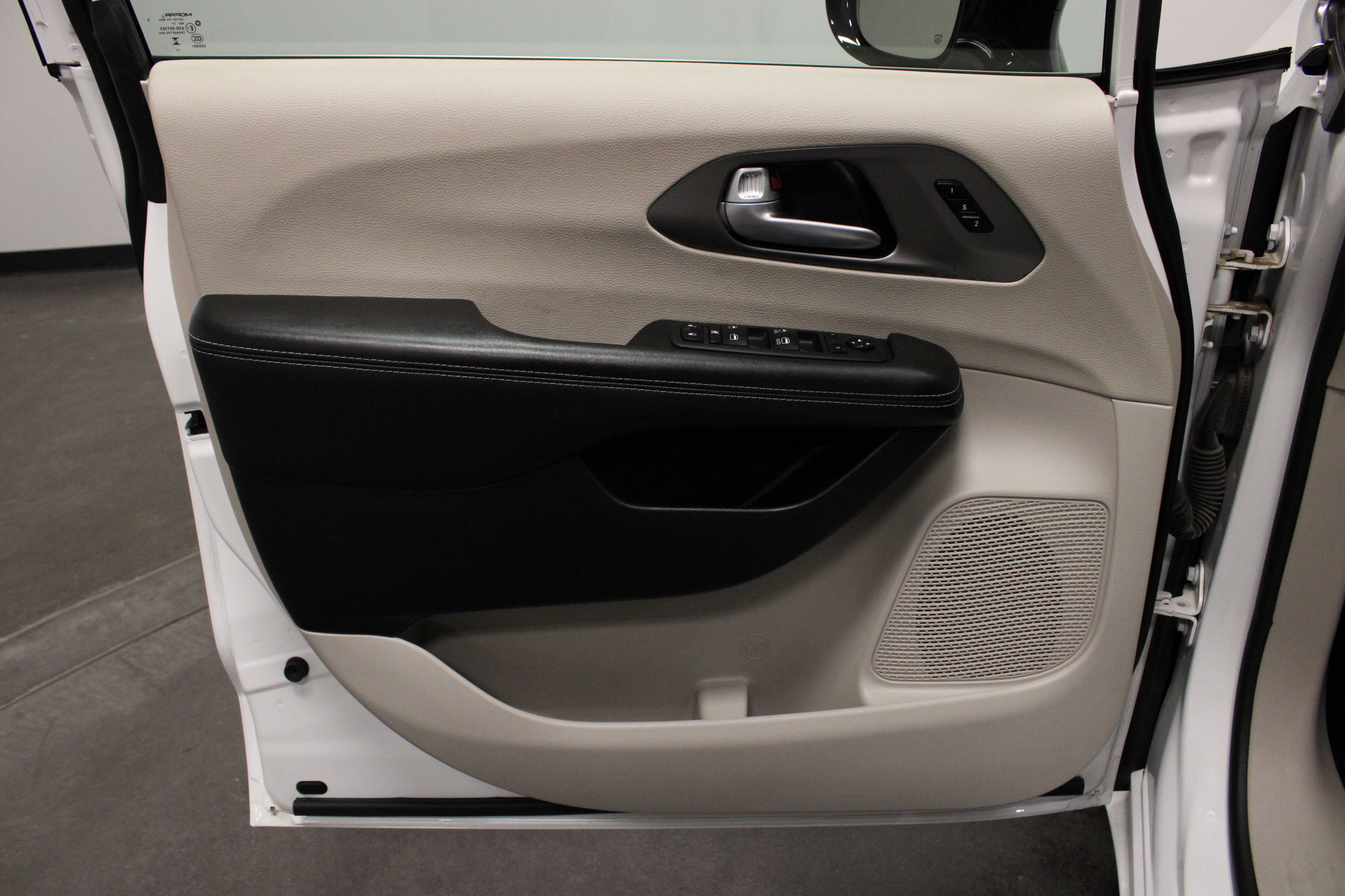 Used 2024 Chrysler Pacifica Touring-L FWD image 19