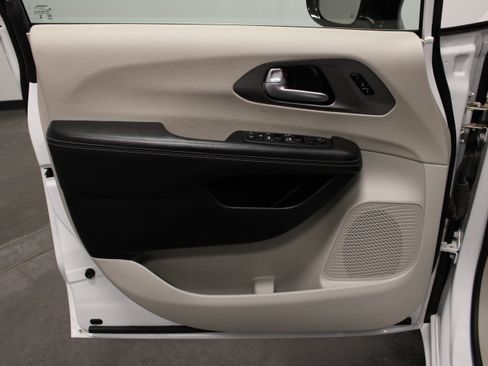 Used 2024 Chrysler Pacifica Touring-L FWD image 19