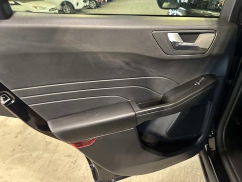 Used 2025 Ford Escape SE image 12