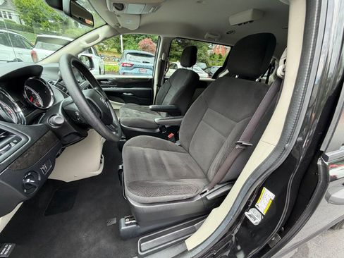 Used 2019 Dodge Grand Caravan SE FWD image 21