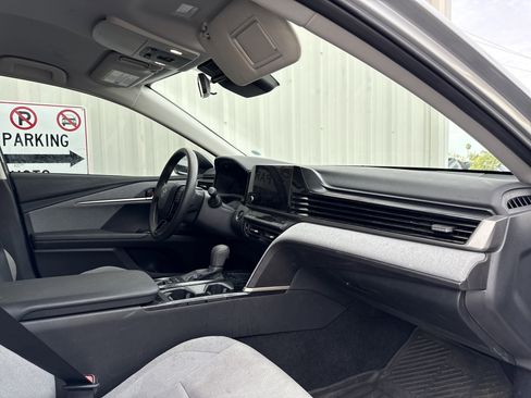 Used 2025 Toyota Camry LE image 32