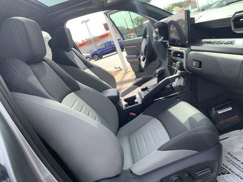 Used 2025 Toyota Tacoma TRD Sport w/ TRD Sport Upgrade Package image 14