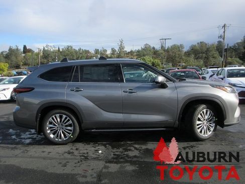 New 2026 Toyota Highlander Platinum image 2